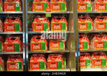 Hershey, PA, USA - 3. Dezember 2021: Hershey Holiday Decorating Kits werden auf der Chocolate World zum Verkauf angeboten. Stockfoto