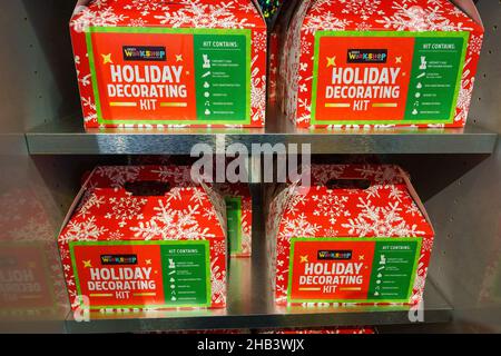 Hershey, PA, USA - 3. Dezember 2021: Hershey Holiday Decorating Kits werden auf der Chocolate World zum Verkauf angeboten. Stockfoto