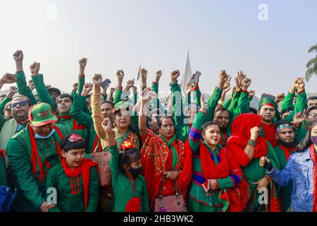 Savar, Bangladesch. 16th Dez 2021. Am nationalen Denkmal des Unabhängigkeitskrieges 1971 versammeln sich Menschen, um ihren Respekt zu zollen, um den Victory Day 50th zu feiern, der das Ende eines bitteren neunmonatigen Unabhängigkeitskrieges von Pakistan markiert, in Savar. (Bild: © Suvra Kanti das/ZUMA Press Wire) Bild: ZUMA Press, Inc./Alamy Live News Stockfoto