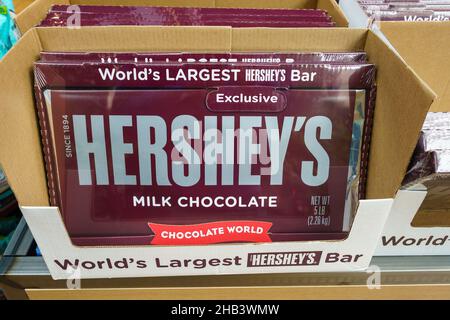 Hershey, PA, USA - 3. Dezember 2021: Geschenke von Hershey Chocolate Candy werden auf der Chocolate World zum Verkauf angeboten. Stockfoto