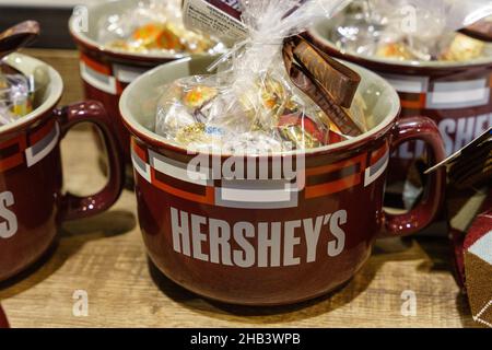 Hershey, PA, USA - 3. Dezember 2021: Geschenke von Hershey Chocolate Candy werden auf der Chocolate World zum Verkauf angeboten. Stockfoto