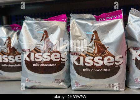 Hershey, PA, USA - 3. Dezember 2021: Geschenke von Hershey Chocolate Candy Kiss werden auf der Chocolate World zum Verkauf angeboten. Stockfoto