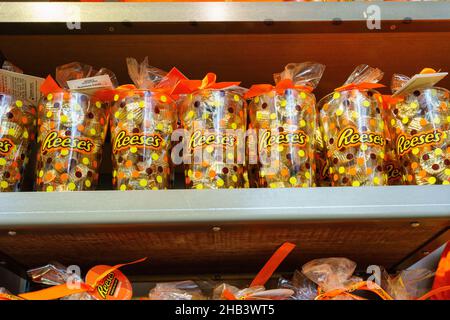 Hershey, PA, USA - 3. Dezember 2021: Die Süßigkeiten von Hershey Reese sind auf der Chocolate World zu sehen. Stockfoto