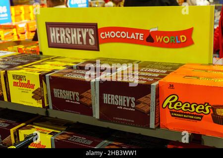 Hershey, PA, USA - 3. Dezember 2021: Geschenke von Hershey Chocolate Candy werden auf der Chocolate World zum Verkauf angeboten. Stockfoto