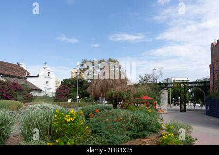 Plaza Park an einem sonnigen Tag in Los Angeles. Bäume und Pflanzen mit bunten Blumen Stockfoto