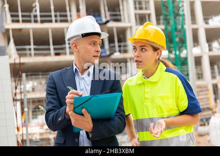 Bauingenieure überprüfen den Arbeitsprozess auf der Baustelle Stockfoto