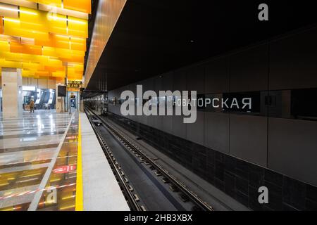 7. Dezember 2021. Moskau. Russland. Selektiver Fokus auf den Namen Novatorskaya an der Wand einer neuen U-Bahn-Station. Die große Kreislinie der Moskauer Metro. Stockfoto