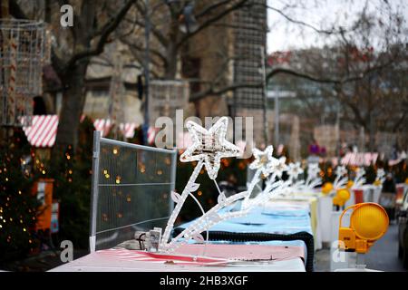Berlin, Deutschland. 16th Dez 2021. Berlin: Weihnachtsmarkt am Breitscheidplatz (Foto: Simone Kuhlmey/Pacific Press) Quelle: Pacific Press Media Production Corp./Alamy Live News Stockfoto