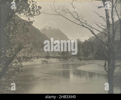 Mount McKenzie, Clinton River (Head of Lake Te Anau), Muir & Moodie Studio, 01. November 1908, Southland, Fotografie, Fluss im Vordergrund, der sich nach rechts wegkurvt. Zwei Bäume im Vordergrund, Buschgebiet am fernen Flussufer, schneebedeckter Berg in der Ferne Stockfoto