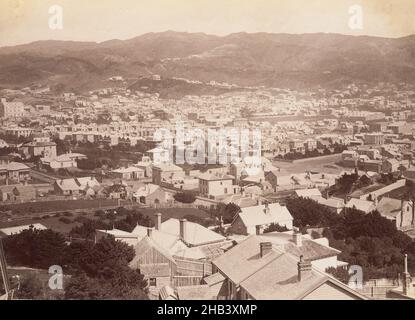 TE Aro, Wellington, Burton Brothers Studio, 1880s, Wellington, Blick von ungefähr Hawker Street, Mt.Victoria nach Südwesten mit St. Pats College (am Basin Reserve) nur in Sicht Stockfoto