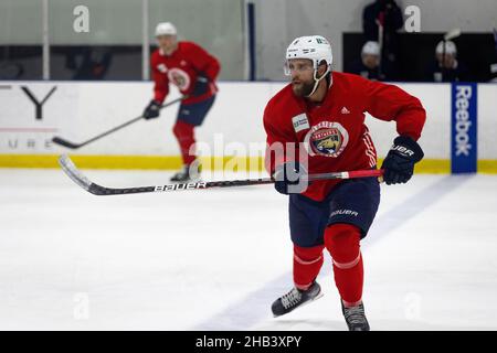 Coral Springs, Usa. 03rd Oktober 2021. Florida Panthers Spieler Nr. 5 Aaron Ekblad in Aktion gesehen während der morgendlichen Trainingseinheit für die NHL reguläre Saison 2021-2022. Kredit: SOPA Images Limited/Alamy Live Nachrichten Stockfoto