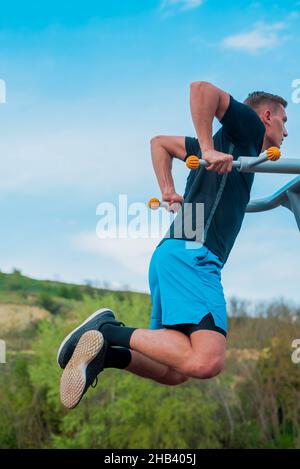 Starke Sportliche Läufer im weißen T-Shirt Training hart an der sonnigen Nachmittag außerhalb, Sportler, crossfit Stockfoto