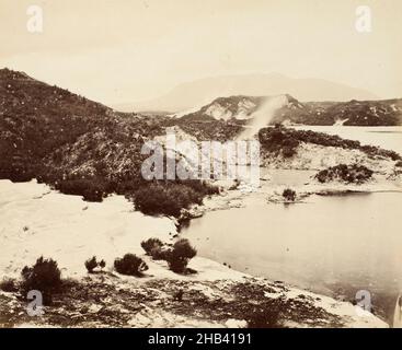 Rotomahana von oben Pink Terrace. Aus dem Album: New Zealand Views, Burton Brothers Studio, 1882, Bay of Plenty Stockfoto