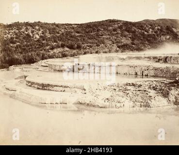 Pink Terrace. Aus dem Album: New Zealand Views, Burton Brothers Studio, 1882, Bay of Plenty Stockfoto