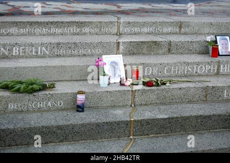 Berlin, Berlin-Charlottenburg, Deutschland. 16th Dez 2021. Berlin: Ein goldener Riss im Boden erinnert an die Opfer des Terroranschlags auf dem Breitscheidplatz am 19. Dezember 2016. (Bild: © Simone Kuhlmey/Pacific Press via ZUMA Press Wire) Bild: ZUMA Press, Inc./Alamy Live News Stockfoto