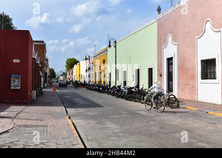 VALLADOLID , MEXIKO 30 May , 2018 Eine Straße aus Kolonialhäusern in Valladolid Stockfoto