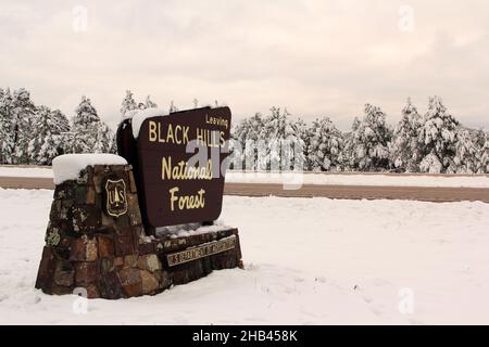 Ein Schild markiert den Zugang zum Black Hills National Forest im Bundesstaat South Dakota Stockfoto