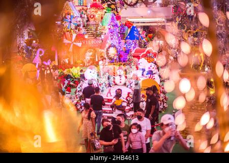 Kuala Lumpur, Malaysia. 22nd. November 2021. Menschenmenge mit Gesichtsmasken, umgeben von Weihnachtsdekorationen in einem Einkaufszentrum. (Foto von Vivian Lo/SOPA Images/Sipa USA) Quelle: SIPA USA/Alamy Live News Stockfoto