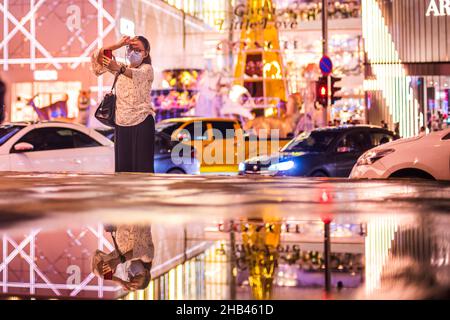 Kuala Lumpur, Malaysia. 22nd. November 2021. Eine Frau macht ein Selfie mit Weihnachtslichtern im Hintergrund. (Foto von Vivian Lo/SOPA Images/Sipa USA) Quelle: SIPA USA/Alamy Live News Stockfoto