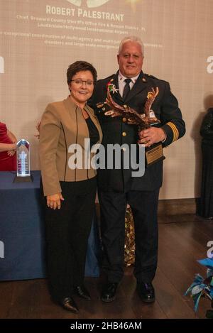 Lorton, Vereinigte Staaten Von Amerika. 15th Dez 2021. Lori Moore-Merrell legt Eid ab, als der Feuerwehradministrator der USFA Robert Palestrant, den District Fire Chief, Fort Lauderdale/Hollywood International Airport, Broward Sheriffs Office Department of Fire Rescue and Emergency Services wird am 15. Dezember 2021 in Lorton, VA, anlässlich des 10th-jährigen Jubiläums der GTSC & der HSToday 2021 Holiday Awards im The River View in Occoquan mit der Auszeichnung „State Homeland Security Person of the Year“ ausgezeichnet. (Foto von Kris Connor/Sipa USA) Quelle: SIPA USA/Alamy Live News Stockfoto