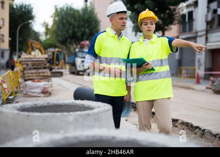 Bauingenieure überprüfen den Arbeitsprozess auf der Baustelle Stockfoto