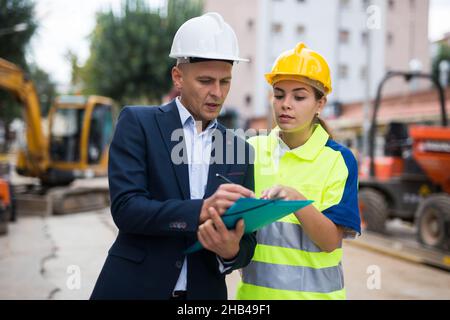 Bauingenieure überprüfen den Arbeitsprozess auf der Baustelle Stockfoto