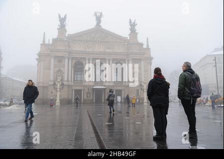 Lviv, Ukraine. 16th Dez 2021. Bei nebligen Wetterbedingungen laufen die Menschen am Lviver National Academic Opera and Ballet Theatre vorbei. Kredit: SOPA Images Limited/Alamy Live Nachrichten Stockfoto