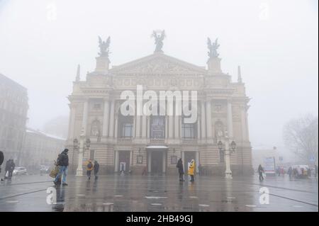 Lviv, Ukraine. 16th Dez 2021. Bei nebligen Wetterbedingungen laufen die Menschen am Lviver National Academic Opera and Ballet Theatre vorbei. Kredit: SOPA Images Limited/Alamy Live Nachrichten Stockfoto