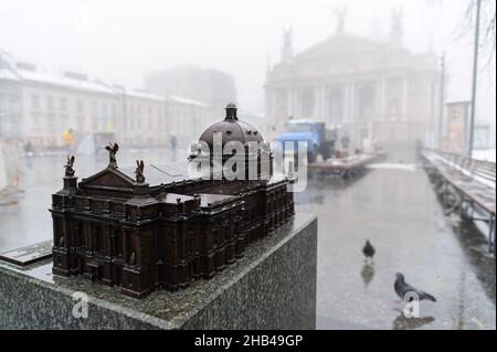 Lviv, Ukraine. 16th Dez 2021. Blick auf ein Mini-Modell der Lviwer Nationaloper auf dem Platz vor dem Theater. Auf dem Platz vor dem Theater wurde das nach Krushelnytska benannte Modell des Nationalen Akademischen Opern- und Balletttheaters Lwiw installiert, damit sehbehinderte Menschen die Schönheit des Theaters - eines der architektonischen Wahrzeichen der Stadt - "spüren" konnten. Kredit: SOPA Images Limited/Alamy Live Nachrichten Stockfoto