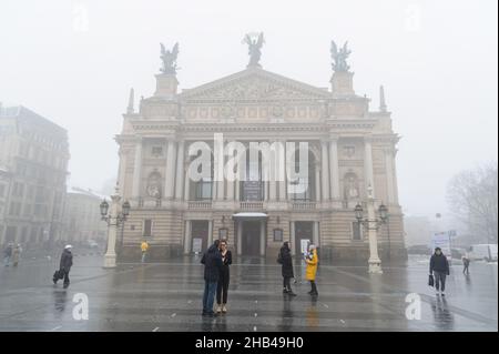 Lviv, Ukraine. 16th Dez 2021. Bei nebligen Wetterbedingungen laufen die Menschen am Lviver National Academic Opera and Ballet Theatre vorbei. Kredit: SOPA Images Limited/Alamy Live Nachrichten Stockfoto