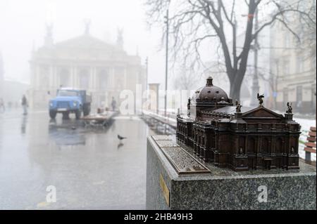 Lviv, Ukraine. 16th Dez 2021. Blick auf ein Mini-Modell der Lviwer Nationaloper auf dem Platz vor dem Theater. Auf dem Platz vor dem Theater wurde das nach Krushelnytska benannte Modell des Nationalen Akademischen Opern- und Balletttheaters Lwiw installiert, damit sehbehinderte Menschen die Schönheit des Theaters - eines der architektonischen Wahrzeichen der Stadt - "spüren" konnten. Kredit: SOPA Images Limited/Alamy Live Nachrichten Stockfoto