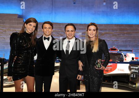 Paris, Frankreich. 16th Dez 2021. De Vries Nyck (nld), Gewinner der ABB FIA Formel-E-Weltmeisterschaft für Fahrer, Porträt mit Massa Feleiche (BRA), Präsident der FIA International Karting Commission, Porträt während der FIA-Preisverleihung 2021, im Carrousel du Louvre, am 16. Dezember in Paris, Frankreich - Photo Germain Hazard / DPPI Credit: DPPI Media/Alamy Live News Stockfoto