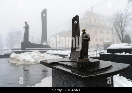 Lviv, Ukraine. 16th Dez 2021. Denkmal für Taras Schewtschenko während eines nebligen Wetters gesehen. (Foto von Mykola Tys/SOPA Images/Sipa USA) Quelle: SIPA USA/Alamy Live News Stockfoto