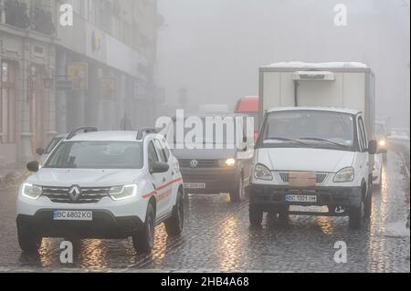 Lviv, Ukraine. 16th Dez 2021. Autos bewegen sich bei nebeligem Wetter auf der Straße. (Foto von Mykola Tys/SOPA Images/Sipa USA) Quelle: SIPA USA/Alamy Live News Stockfoto