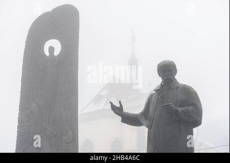 Lviv, Ukraine. 16th Dez 2021. Denkmal für Taras Schewtschenko während eines nebligen Wetters gesehen. (Foto von Mykola Tys/SOPA Images/Sipa USA) Quelle: SIPA USA/Alamy Live News Stockfoto