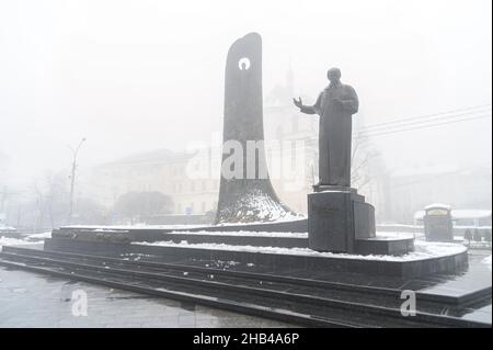 Lviv, Ukraine. 16th Dez 2021. Denkmal für Taras Schewtschenko während eines nebligen Wetters gesehen. (Foto von Mykola Tys/SOPA Images/Sipa USA) Quelle: SIPA USA/Alamy Live News Stockfoto