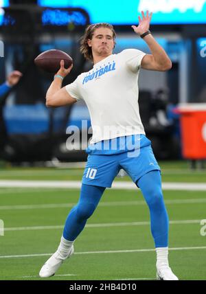 Inglewood, USA. 16th Dez 2021. Los Angeles Chargers Quarterback Justin Herbert erwärmt sich vor dem Spiel gegen die Kansas City im SoFi Stadium am Donnerstag, 16. Dezember 2021 in Inglewood, Kalifornien. Foto von Jon SooHoo/UPI Credit: UPI/Alamy Live News Stockfoto