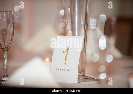 Hochzeitsempfangstisch Nummer eins Platzkarte auf elegantem Tischsetting Stockfoto