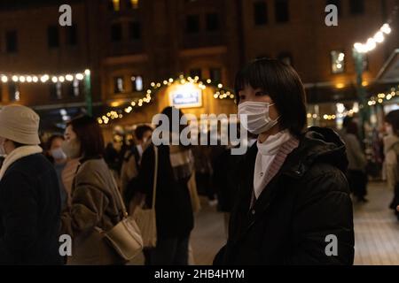 Yokohama, Japan. 16th Dez 2021. Ein junger Besucher mit Gesichtsmaske geht durch den Yokohama Weihnachtsmarkt. Mit einer Impfrate von 78,6 % und durchschnittlich nur 140 neuen Covid-19-Infektionen pro Tag in Japan genießen die Besucher der Weihnachtsmärkte die festliche Atmosphäre frei. Kredit: SOPA Images Limited/Alamy Live Nachrichten Stockfoto
