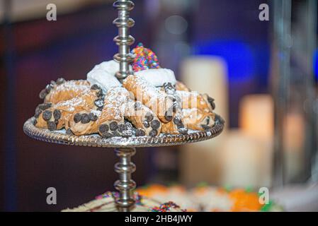 Cannoli siciliani-Gebäck auf der Dessertbar bei einer traditionellen italienischen Hochzeit Stockfoto