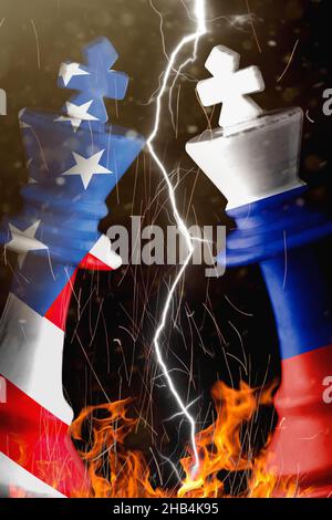 US- und Russland-Flaggen übermalen den Schachkönig. 3D Illustration US vs Russland Krise. Stockfoto