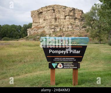 Das Pompeys Pillar National Monument steht auf dem Rasen vor der Pompeys Pillar, einem Sandstein-butte, auf dem William Clark seine Unterschrift geschnitzt hat. Stockfoto