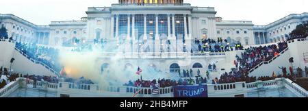 Januar 2021. Große Massen von Demonstranten am Capitol Hill mit Donald Trump 2020 Flaggen. US Capitol Building, Washington DC.USA Stockfoto