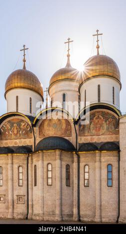 Die Dormition-Kathedrale im Moskauer Kreml, auch bekannt als Mariä-Himmelfahrt-Kathedrale oder Mariä-Himmelfahrt-Kathedrale. Die Kathedrale von Dormition ist russisch oder Stockfoto