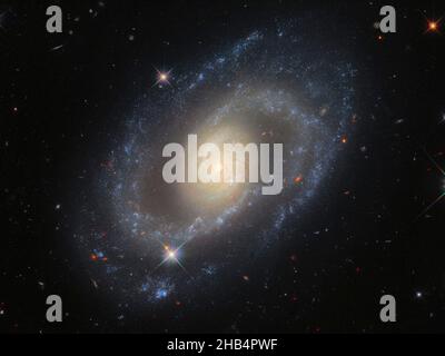 Dieses Bild des NASA/ESA-Weltraumteleskops Hubble zeigt die Spiralgalaxie MRK 1337, die im Sternbild Virgo etwa 120 Millionen Lichtjahre von der Erde entfernt ist. Die Hubbles Weitfeld-Kamera 3 hat den MRK 1337 bei einer Vielzahl von ultravioletten, sichtbaren und infraroten Wellenlängen aufgenommen und so dieses detailreiche Bild erzeugt. MRK 1337 ist eine schwach verbarrte Spiralgalaxie, was, wie der Name schon sagt, bedeutet, dass die Spiralarme aus einem zentralen Balken aus Gas und Sternen ausstrahlen. Stäbe kommen in etwa der Hälfte der Spiralgalaxien vor, einschließlich unserer eigenen Galaxie, der Milchstraße. Diese Beobachtungen sind Teil einer Kampagne zu im Stockfoto