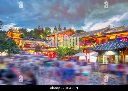 Die Altstadt von Lijiang am Abend mit Touristen aus Yunnan und China. Stockfoto