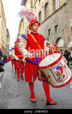 Florenz, Italien - 6. Januar 2013: Trommler der Marschkapelle bei der Parade zum Epiphanie-Tag, mit einer großen Prozession in mittelalterlichen Kostümen. Stockfoto