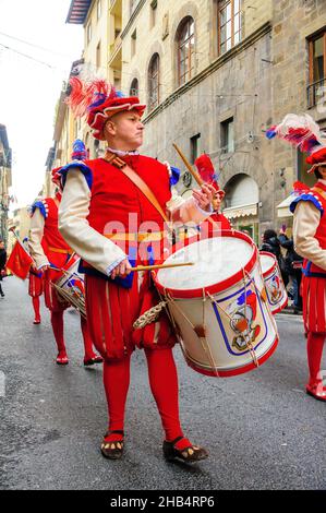 Florenz, Italien - 6. Januar 2013: Trommler der Marschkapelle bei der Parade zum Epiphanie-Tag, mit einer großen Prozession in mittelalterlichen Kostümen. Stockfoto