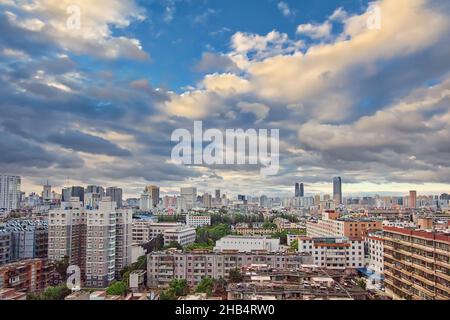 KUNMING, CHINA - JUN 28: Stadtbild und Gebäude in der Innenstadt von Kunming, China am 28. Juni 2015. Kunming ist die Hauptstadt der Provinz Yunnan, der berühmtesten Stadt der Provinz Stockfoto