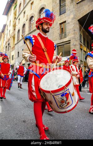 Florenz, Italien - 6. Januar 2013: Trommler der Marschkapelle bei der Parade zum Epiphanie-Tag, mit einer großen Prozession in mittelalterlichen Kostümen. Stockfoto